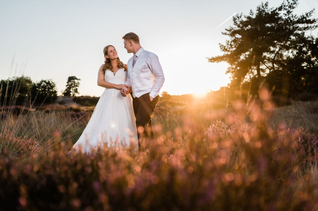 brautpaar im Sonnenuntergang